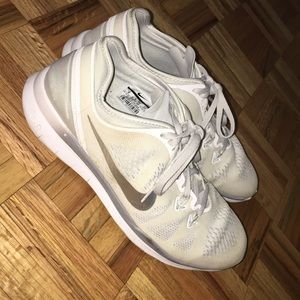 white nike gym shoes